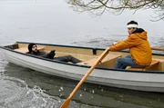 Der Entf&uuml;hrer (Eidin Jalali, l.) zwingt Niklas Fehrenbach (Noah Calvin, r.) &uuml;ber den Bodensee zu rudern.