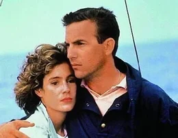 L-R: Susan Atwell (Sean Young) und Tom Farrell (Kevin Costner)