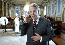 Immer in Action: der korrupte B&uuml;rgermeister Schneider (Peter Sattmann).; ARD Degeto LIEBE IM HALTEVERBOT, am Samstag (09.11.24) um 14:00 Uhr im ERSTEN. Immer in Action: der korrupte B&uuml;rgermeister Schneider (Peter Sattmann). &copy; ARD Degeto/Sandra Hoever, honorarfrei - Verwendung gem&auml;&szlig; der AGB im engen inhaltlichen, redaktionellen Zusammenhang mit genannter Degeto-Sendung und bei Nennung "Bild: ARD Degeto/Sandra Hoever" (S2). ARD Degeto/Programmplanung und Presse, Tel: 069/1509-335, degeto-presse@degeto.de