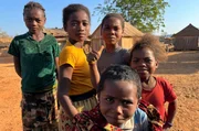 Fast die H&auml;lfte aller Kinder muss aufgrund von Armut in Madagascar arbeiten. Vor allem l&auml;ndliche Regionen sind betroffen.