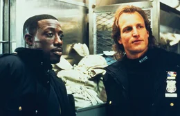 John (Wesley Snipes, l.) und Charlie (Woody Harrelson, r.) sind Adoptivbr&uuml;der. John versucht, Charlie davon abzuhalten, einen Geld-Zug in der U-Bahn zu &uuml;berfallen.