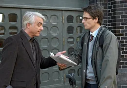 Otto (Christoph M. Ohrt, li.) will von seinem Mitarbeiter Brenner (Oliver Mommsen) wissen, wie die Strafzettelaff&auml;re an die &Ouml;ffentlichkeit gelangen konnte.; ARD Degeto LIEBE IM HALTEVERBOT, am Samstag (09.11.24) um 14:00 Uhr im ERSTEN. Otto (Christoph M. Ohrt, li.) will von seinem Mitarbeiter Brenner (Oliver Mommsen) wissen, wie die Strafzettelaff&auml;re an die &Ouml;ffentlichkeit gelangen konnte. &copy; ARD Degeto/Sandra Hoever, honorarfrei - Verwendung gem&auml;&szlig; der AGB im engen inhaltlichen, redaktionellen Zusammenhang mit genannter Degeto-Sendung und bei Nennung "Bild: ARD Degeto/Sandra Hoever" (S2). ARD Degeto/Programmplanung und Presse, Tel: 069/1509-335, degeto-presse@degeto.de