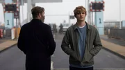 Zwischen Alex (Otto Farrant, r.) und Mr. Blunt (Stephen Dillane, l.) kommt es zur Aussprache – dabei werden die wahren Hintergründe zum Tod von Alex' Vater offenbart.