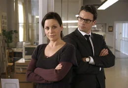 Der Jurist Ben (Stephan Luca) versteht nicht, weshalb Katharina (Jule Ronstedt) ihm die kalte Schulter zeigt.
