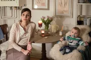 Yasmin (Sophie Dal, l.) liebt ihr Baby &uuml;ber alles. Trotzdem will sie Abitur machen und Jura studieren.