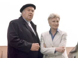 B&uuml;rgermeisterin Dorothee Auer (Nicole Heesters) lehrt ihrem Widersacher Tobias Hund (Martin L&uuml;ttge) das F&uuml;rchten.