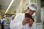 Reporter Willi Weitzel im Produktionsraum der Firma "Hachez". Schon seit 1890 wird hier Schokolade in allen Sorten und Formen produziert.
