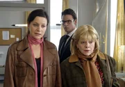 Ben (Stephan Luca) erkennt, dass Katharina (Jule Ronstedt, li.) und ihre Sekret&auml;rin Christa (Billie Z&ouml;ckler) das Wasser bis zum Hals steht.