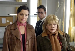 Ben (Stephan Luca) erkennt, dass Katharina (Jule Ronstedt, li.) und ihre Sekret&auml;rin Christa (Billie Z&ouml;ckler) das Wasser bis zum Hals steht.