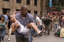Mitten im Chaos befindet sich der amerikanische Tourist Howard Lewis (Forest Whitaker), der die entscheidenden Minuten der Attentate mit seiner Digitalkamera aufgenommen hat. Ist er wirklich so harmlos wie er scheint?