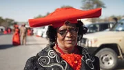 Die Frauen der Herero im Dorf Okahandja legen großen Wert auf ihre traditionelle Tracht. Sie soll an den Völkermord an dem namibischen Volk erinnern. Die Frauen der Herero im Dorf Okahandja legen großen Wert auf ihre traditionelle Tracht. Sie soll an den Völkermord an dem namibischen Volk erinnern.