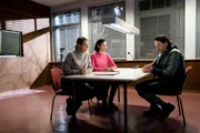 Im Vernehmungsraum des Kommissariats gibt Bruno Zeisler (Ole Eisfeld) den Kommissarinnen Tamara Meurer (Anja Pahl, l.) und Pauline Hobrecht (Agnes Decker, M.), einen entscheidenden Hinweis.
