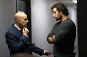 Marshall (Henry Cavill, r.) ber&auml;t sich mit seinem Chef Harper (Stanley Tucci, l.).