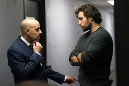 Marshall (Henry Cavill, r.) ber&auml;t sich mit seinem Chef Harper (Stanley Tucci, l.).