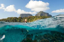 Nancy Adams (Blake Lively) ahnt noch nicht, dass im Meer t&ouml;dliche Gefahren lauern.  +++ Die Verwendung des sendungsbezogenen Materials ist nur mit dem Hinweis und Verlinkung auf RTL+ gestattet. +++