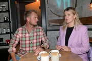 Alicia (Josefin Bressel) ist enttäuscht, als Paul (Niklas Osterloh) kein Problem damit hat, sie weniger zu sehen.