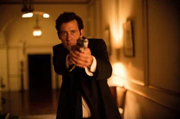 Detective Sal Frieland (Clive Owen) stellt Anon (nicht im Bild) in seinem einsamen New Yorker Appartement.