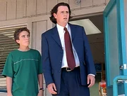 Malcolm (Frankie Muniz, li.) möchte seinem neuen Lehrer Mr. Herkabe (Chris Eigeman) klarmachen, dass seine Lehrmethoden falsch sind.