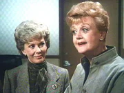 Jessica (Angela Lansbury) lernt die Gef&auml;ngnisdirektorin Warden Elisabeth Gates (Vear Miles) kennen.