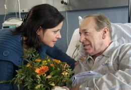 Katharina (Jule Ronstedt) besucht ihren Vater Hubert (R&uuml;diger Vogler) nach dessen Schlaganfall im Krankenhaus.