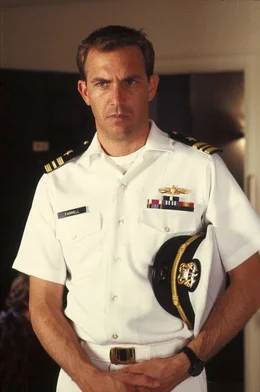 Tom Farrell (Kevin Costner)