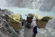 Bis zu 80 Kilogramm Schwefel tr&auml;gt jeder Arbeiter der Schwefelmine auf dem Vulkan Ijen t&auml;glich ins Tal.