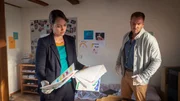 Karoline Joost (Nike Fuhrmann, l.) und Lars Pöhlmann (Dominic Boeer, r.) sehen sich in der Wohnung der Toten um. Romy Hellmann ist erst vor kurzem wieder nach Wismar zurückgekehrt und bei der Familie ihrer Schwester untergekommen. Karoline Joost (Nike Fuhrmann, l.) und Lars Pöhlmann (Dominic Boeer, r.) sehen sich in der Wohnung der Toten um. Romy Hellmann ist erst vor kurzem wieder nach Wismar zurückgekehrt und bei der Familie ihrer Schwester untergekommen.
