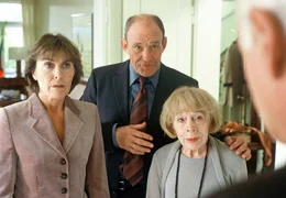 Vera Klunert (Thekla Carola Wied, links) traut ihren Augen kaum, als ihr Mann Andreas (Michael Mendl, Mitte) ihr und ihrer Mutter Heidelinde (Gisela Trowe) den k&uuml;nftigen Firmenpartner Werner Hausmann (Peter Bongartz, rechts) vorstellt.