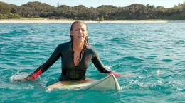 Nancy (Blake Lively) entdeckt eine Meeresbucht in Mexiko, in die schon ihre Mutter zum Surfen kam..