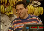 "Lebenslinien" 1996: Der italienische Obst- und Gemüsehändler Cosimo Grasso in seinem Laden in der Maillingerstraße in München-Neuhausen, den er mit seiner Frau betreibt. "Lebenslinien" 1996: Der italienische Obst- und Gemüsehändler Cosimo Grasso in seinem Laden in der Maillingerstraße in München-Neuhausen, den er mit seiner Frau betreibt.