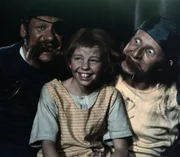 Pippi Langstrumpf (Inger Nilsson, Mi.) ist glücklich, weil sie die Mannschaft ihres Vater gefunden hat.