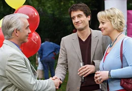Nach den Aff&auml;ren und Skandalen vers&ouml;hnen Otto (Christoph M. Ohrt, li.) und Michael (Oliver Mommsen) sich wieder, sehr zu Renates (Floriane Daniel) Freude.; ARD Degeto LIEBE IM HALTEVERBOT, am Samstag (09.11.24) um 14:00 Uhr im ERSTEN. Nach den Aff&auml;ren und Skandalen vers&ouml;hnen Otto (Christoph M. Ohrt, li.) und Michael (Oliver Mommsen) sich wieder, sehr zu Renates (Floriane Daniel) Freude. &copy; ARD Degeto/Manju Sawhney, honorarfrei - Verwendung gem&auml;&szlig; der AGB im engen inhaltlichen, redaktionellen Zusammenhang mit genannter Degeto-Sendung und bei Nennung "Bild: ARD Degeto/Manju Sawhney" (S2). ARD Degeto/Programmplanung und Presse, Tel: 069/1509-335, degeto-presse@degeto.de