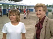 Jessica (Angela Lansbury) besucht ihre Nichte Tracy (Linda Grovenor), die als Jockey arbeitet. Jessica (Angela Lansbury) besucht ihre Nichte Tracy (Linda Grovenor), die als Jockey arbeitet.