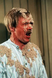 2. Michels Vater (Allan Edwall) hat die für das Mittagessen bestimmte Blutwurstpastete von seinem Sohn ins Gesicht bekommen.