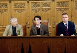 Bauamtsleiter Otto Schlegel (Christoph M. Ohrt, li.), sein Mitarbeiter Brenner (Oliver Mommsen, Mitte) und Pressesprecher Droller (Oliver Breite, re.) stellen sich der &Ouml;ffentlichkeit.; ARD Degeto LIEBE IM HALTEVERBOT, am Samstag (09.11.24) um 14:00 Uhr im ERSTEN. Bauamtsleiter Otto Schlegel (Christoph M. Ohrt, li.), sein Mitarbeiter Brenner (Oliver Mommsen, Mitte) und Pressesprecher Droller (Oliver Breite, re.) stellen sich der &Ouml;ffentlichkeit. &copy; ARD Degeto/Sandra Hoever, honorarfrei - Verwendung gem&auml;&szlig; der AGB im engen inhaltlichen, redaktionellen Zusammenhang mit genannter Degeto-Sendung und bei Nennung "Bild: ARD Degeto/Sandra Hoever" (S2). ARD Degeto/Programmplanung und Presse, Tel: 069/1509-335, degeto-presse@degeto.de