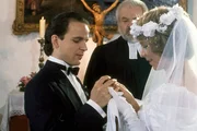 Chris (Mick Werup) und Tina (Marion Kracht) haben es geschafft. In der Kapelle von Schloß Kranichstein sind sie trotz vieler Widerstände getraut worden. Chris (Mick Werup) und Tina (Marion Kracht) haben es geschafft. In der Kapelle von Schloß Kranichstein sind sie trotz vieler Widerstände getraut worden.