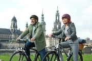 Marlene (Heike Trinker) und Stubbe (Wolfgang Stumph) bei einem Fahrradausflug am Elbufer.