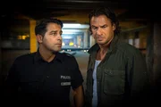 Der Action-Darsteller Tim Schneider (Stephan Luca, r.) gesteht Tarik (Serhat Cokgezen, l.), dass ihm die Alltagsrealität eines Streifenpolizisten doch nähergeht, als er vermutet hätte.