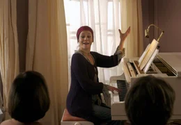 Als Musikerin im Altersheim verdient Katharina (Jule Ronstedt) ihren Lebensunterhalt.