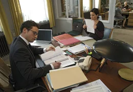 Ben (Stephan Luca) geht die Auftragsb&uuml;cher von Katharinas (Jule Ronstedt) Firma durch.