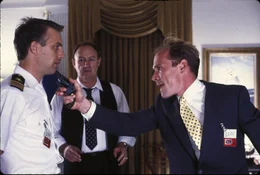 Navy-Offizier Tom Farrell (Kevon Costner), Verteidigungsminister Bryce (Gene Hackman) und Scott Pritchard (Will Patton,r.).