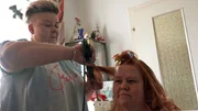 Sandra lässt sich von Freundin Franzi stylen Sandra lässt sich von Freundin Franzi stylen