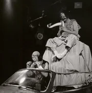 Das Auto ist Thema dieser Sendung. Stefano Manca und Umberto Troni wollen in Urlaub fahren bzw. in den  Urlaub gehen. In dieser Szene gibt es Wortspiele und -übungen zu 'andare in vacanze'.