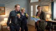 Helene (Katharina Blaschke, r.) liefert warme Fischbrötchen ins Revier. Da können Timmermann (Mathias Junge, l.) und Stine (Sidsel Hindhede, M.) natürlich nicht nein sagen. Doch Revierchef Reuter durchschaut seine Kollegin sofort. Helene will sich in die Ermittlungen einmischen! Das lässt sich Reuter nicht gefallen, es kommt zum Krach. Was ist los mit Helene? Warum überschreitet sie ihre Kompetenzen in diesem Fall?