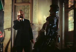 Inspektor Pazzi (Giancarlo Giannini, r.) ist von dem diabolischen Dr. Lecter (Anthony Hopkins, l.) &uuml;berlistet worden.