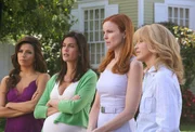 Verb&uuml;nden sich gegen Edie: Lynette (Felicity Huffman, r.), Susan (Teri Hatcher, 2.v.l.), Gabrielle (Eva Longoria, l.) und Bree (Marcia Cross, 2.v.r.) ...