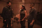 (v.l.n.r.) Dr. Eric Jackson (Sachin Sahel); Raven Reyes (Lindsey Morgan); John Murphy (Richard Harmon)