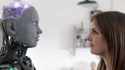 Humanoider Roboter Ameca und Reporterin Antonia Schaefer