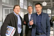 Controller Seitz (Gabor Biedermann, M.) und Hansen (Igor Jeftic, r.) sorgen sich um Kollege Hartl (Michael A. Grimm, l.), der mehr mit seiner Küchenplanung als mit dem aktuellen Fall beschäftigt ist.
