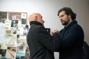 In der Wahl der Methode sind sie sich nicht einig: Police Officer Marshall (Henry Cavill, r.) und der ehemalige Richter Cooper (Ben Kingsley, l.), der einen sehr besonderen Rachefeldzug f&uuml;hrt.